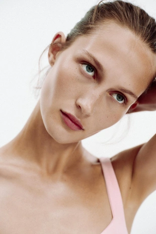 Топ с вырезом сердечком и пуговицами- Заказать в России