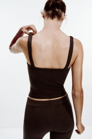 Топ с вырезом сердечком и пуговицами- Заказать в России