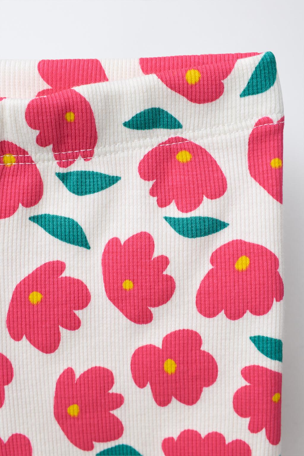 КОМПЛЕКТ ИЗ ФУТБОЛКИ И ВЕЛОСИПЕДНЫХ ЛЕГИНСОВ С ПРИНТОМ