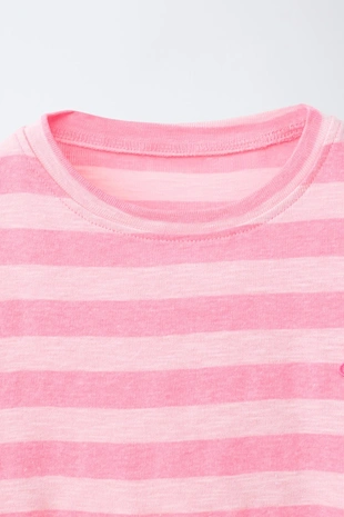 Футболка в полоску с цветочной нашивкой