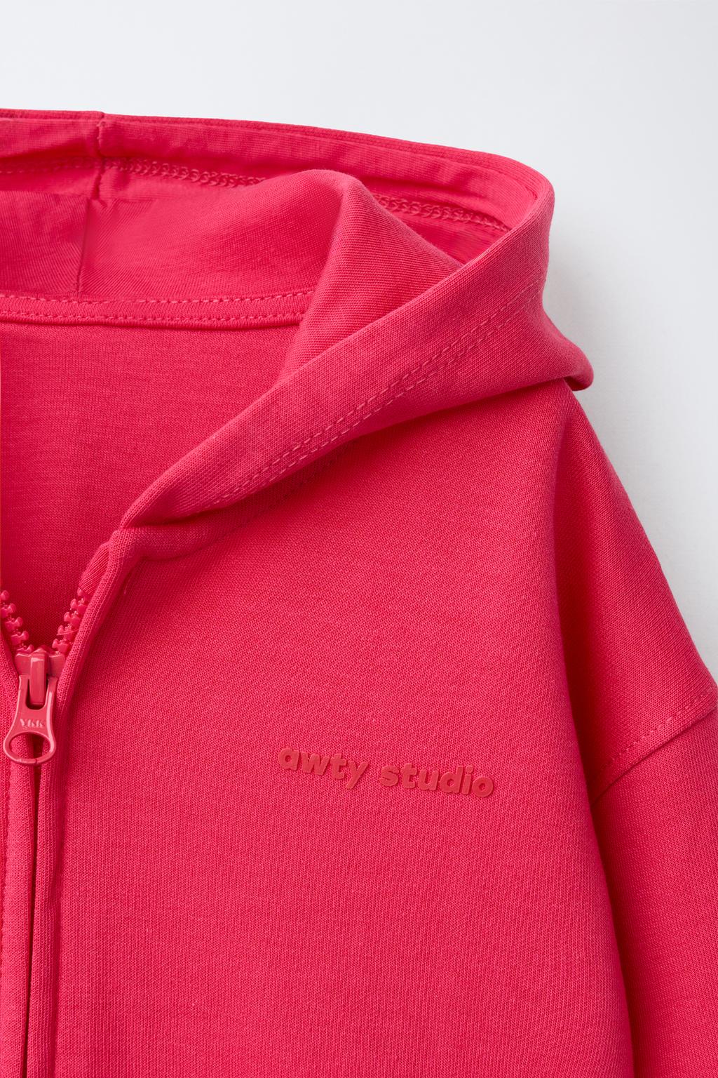 ТОЛСТОВКА НА МОЛНИИ С РЕЛЬЕФНЫМ ТЕКСТОМ И ЭФФЕКТОМ INTERLOCK