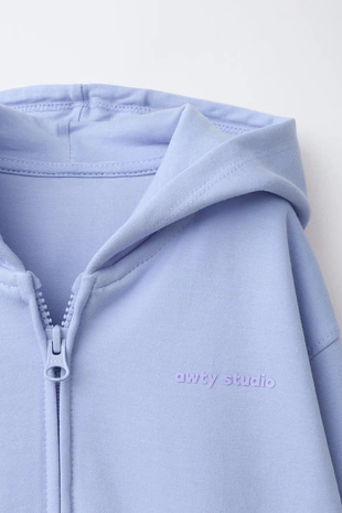 Толстовка на молнии с рельефным текстом