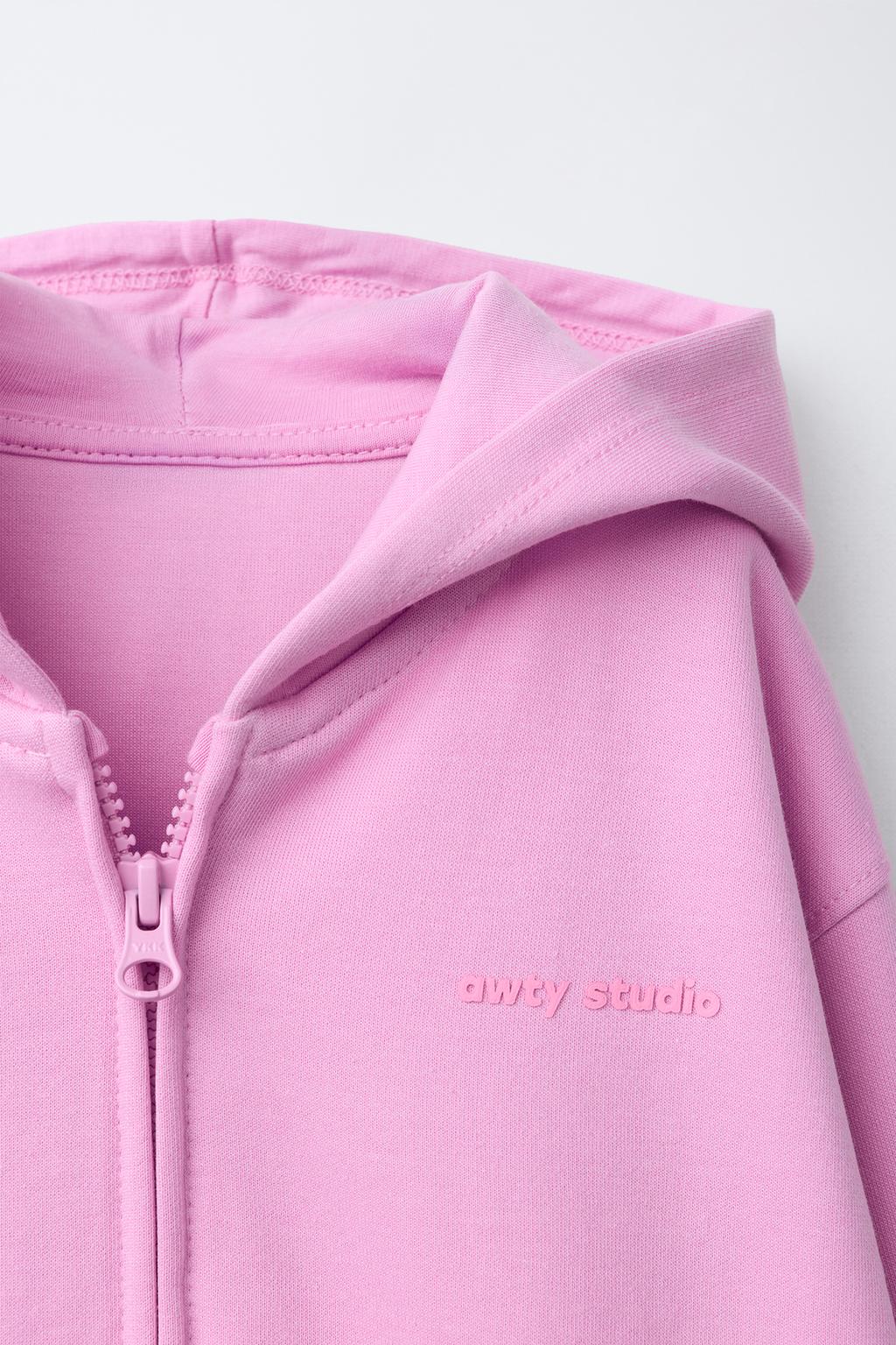 ТОЛСТОВКА НА МОЛНИИ С РЕЛЬЕФНЫМ ТЕКСТОМ И ЭФФЕКТОМ INTERLOCK