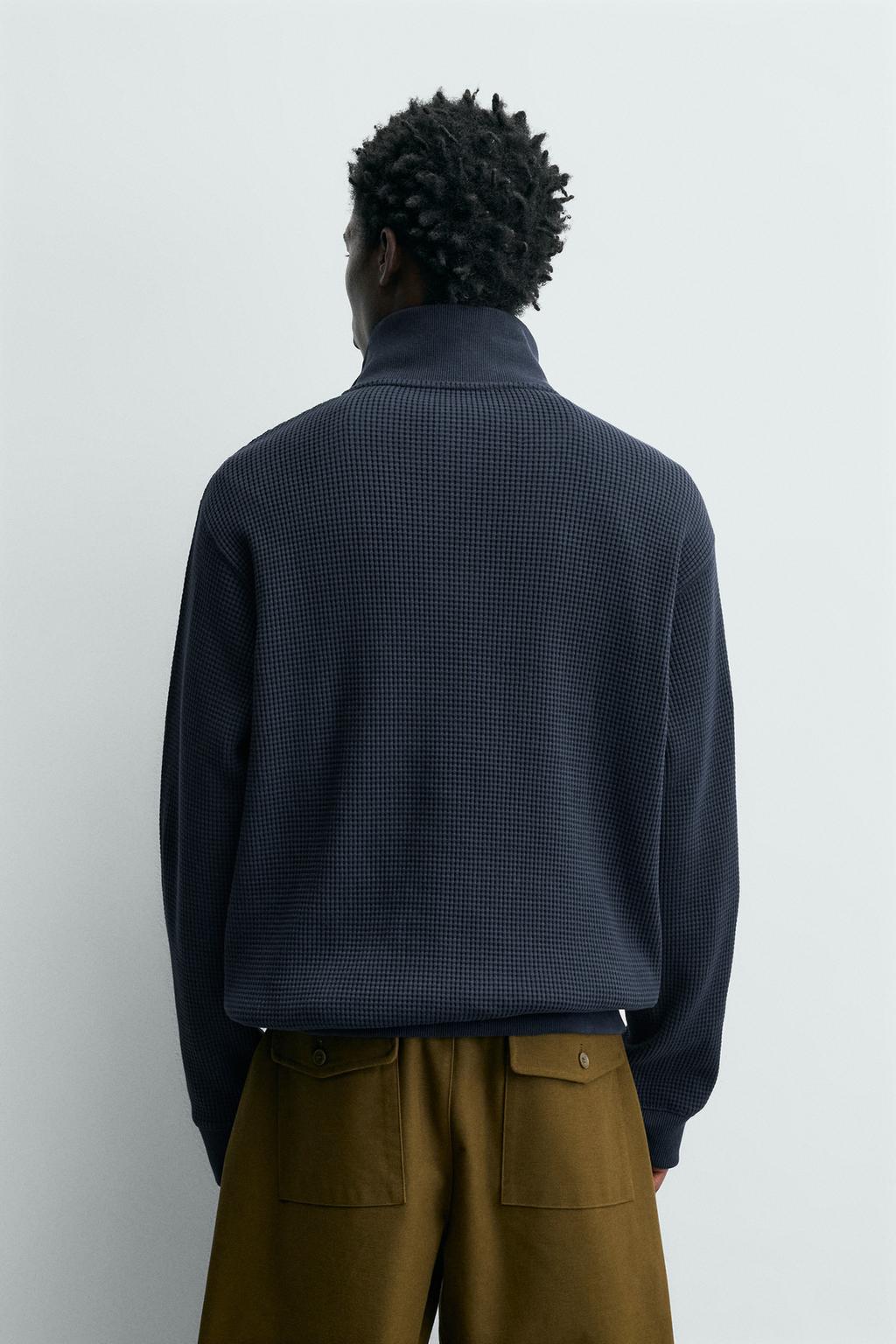 ТОЛСТОВКА ИЗ РЕЛЬЕФНОГО ТРИКОТАЖА В РУБЧИК