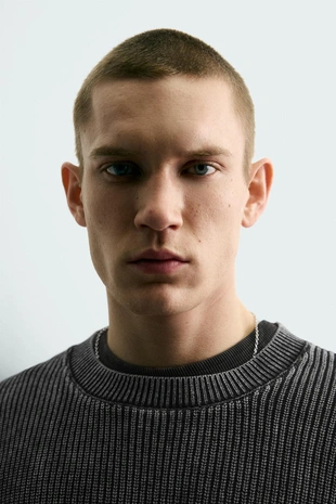 Свитер в рубчик с эффектом потертости- Заказать в России