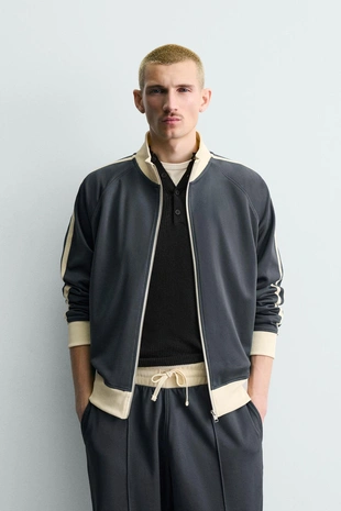 Толстовка на молнии с контрастными полосами