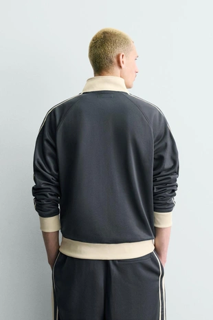 Толстовка на молнии с контрастными полосами