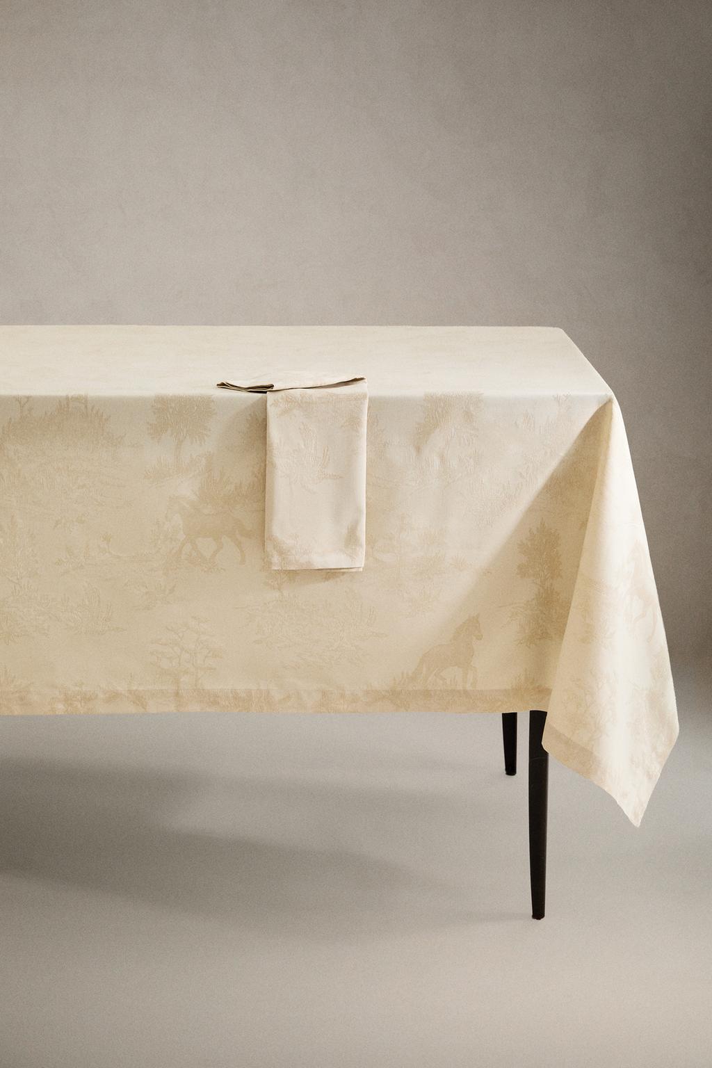 Скатерть с жаккардовым ландшафтом и лошадьми