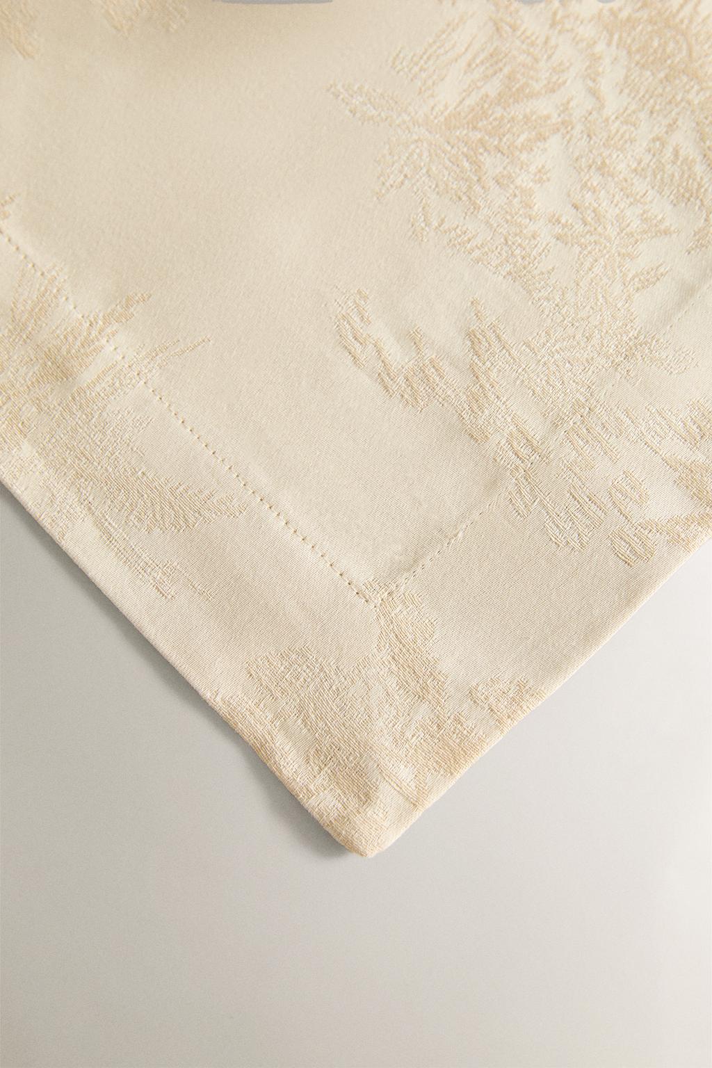 Скатерть с жаккардовым ландшафтом и лошадьми