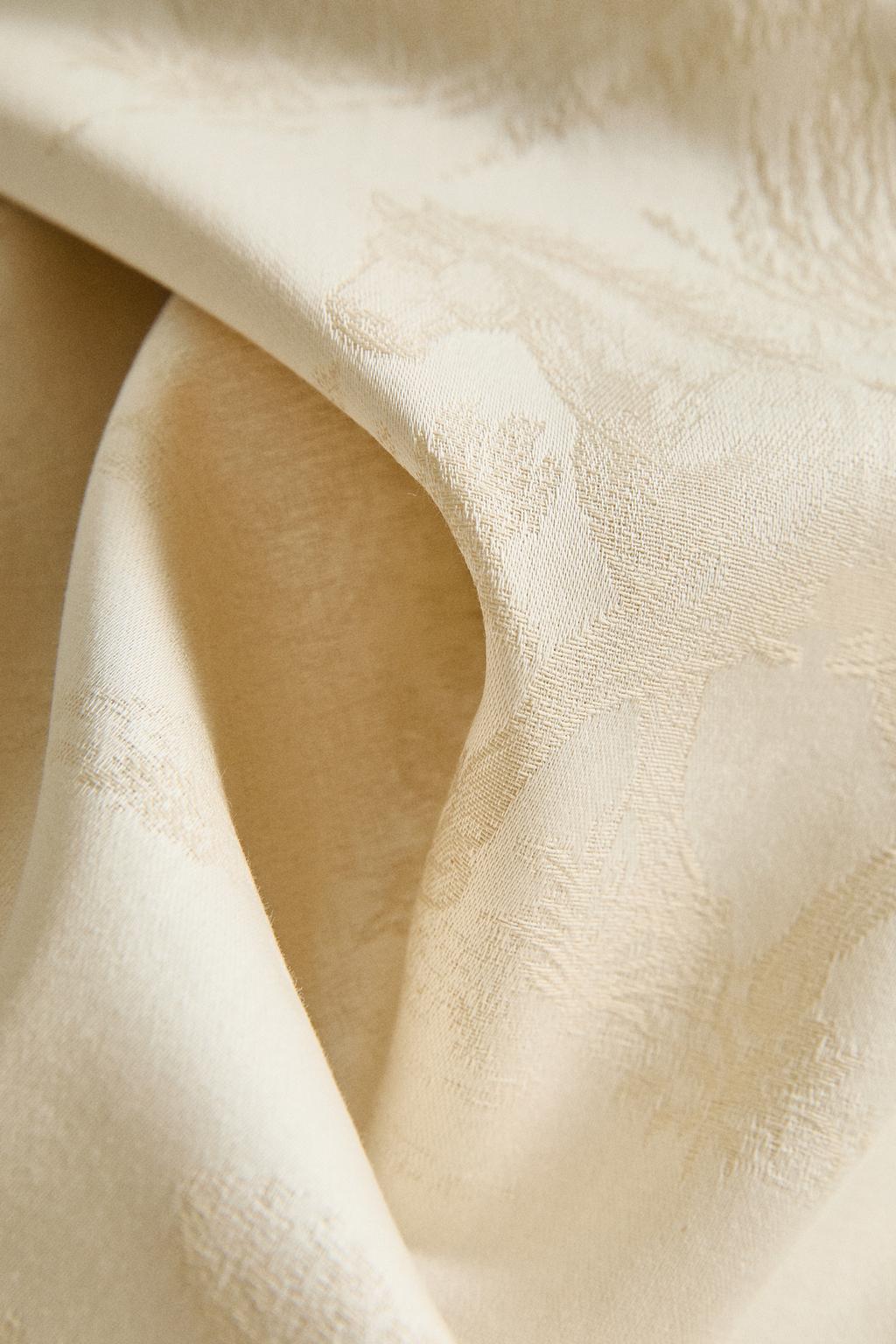 Скатерть с жаккардовым ландшафтом и лошадьми