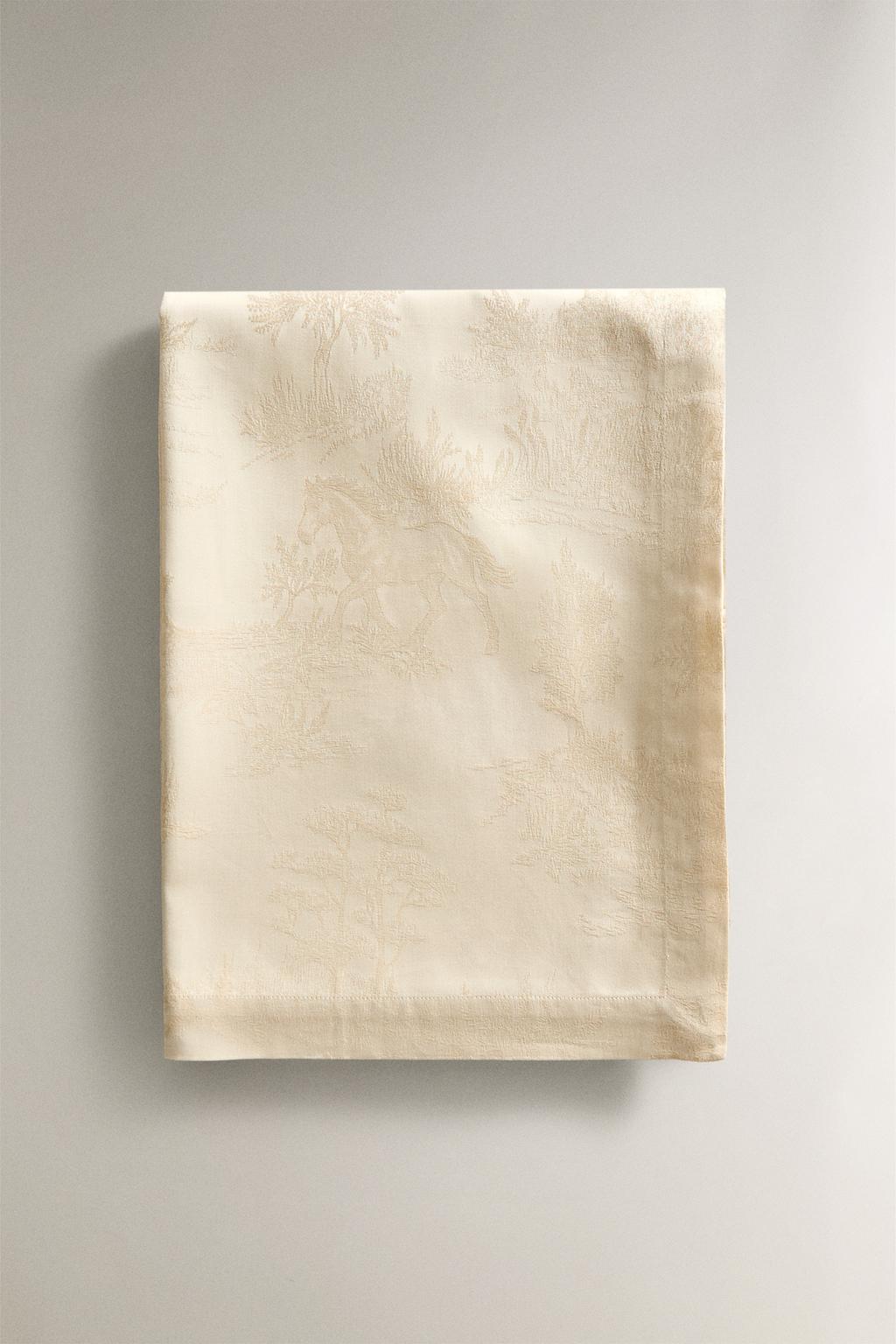 Скатерть с жаккардовым ландшафтом и лошадьми