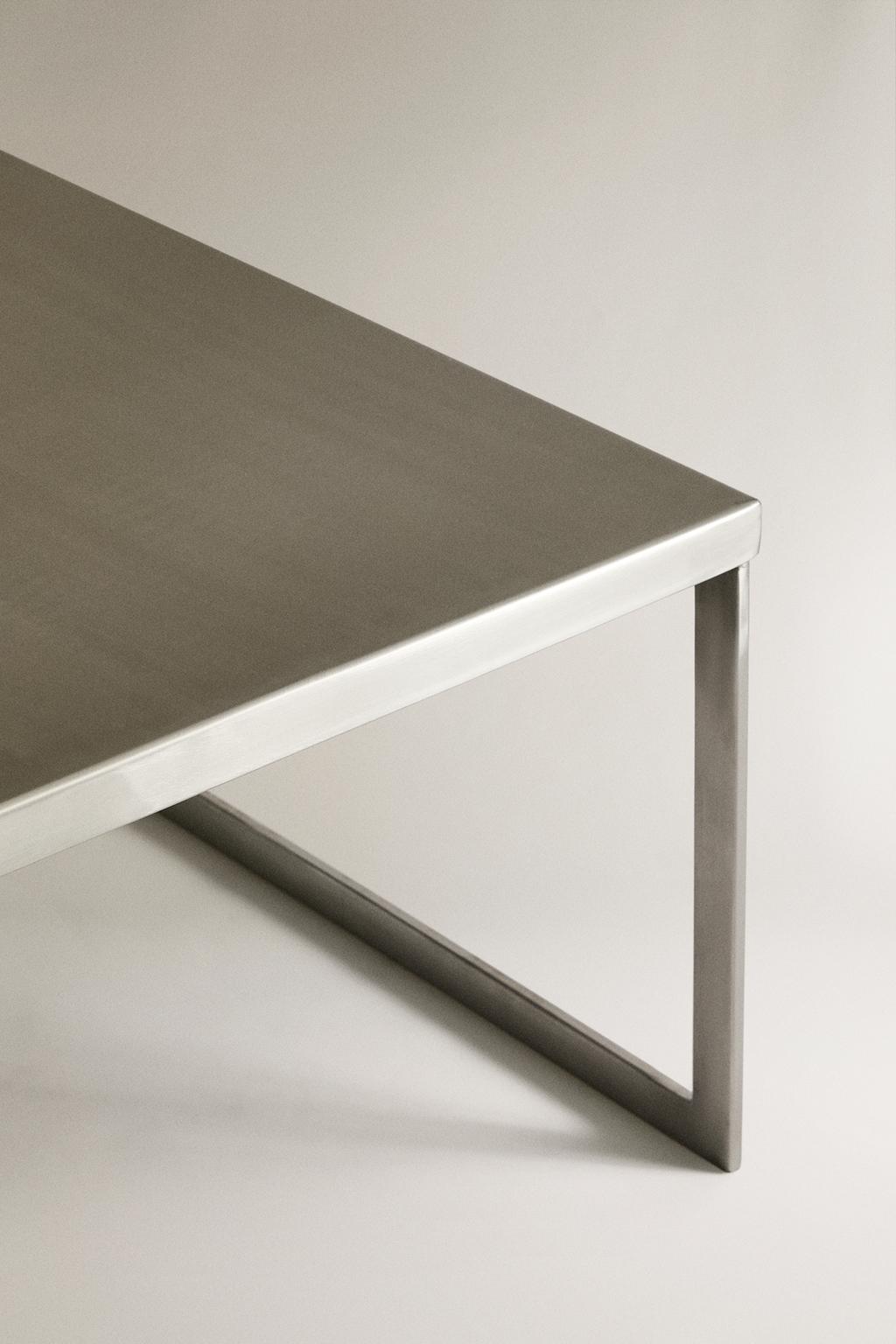 Квадратный столик из нержавеющей стали