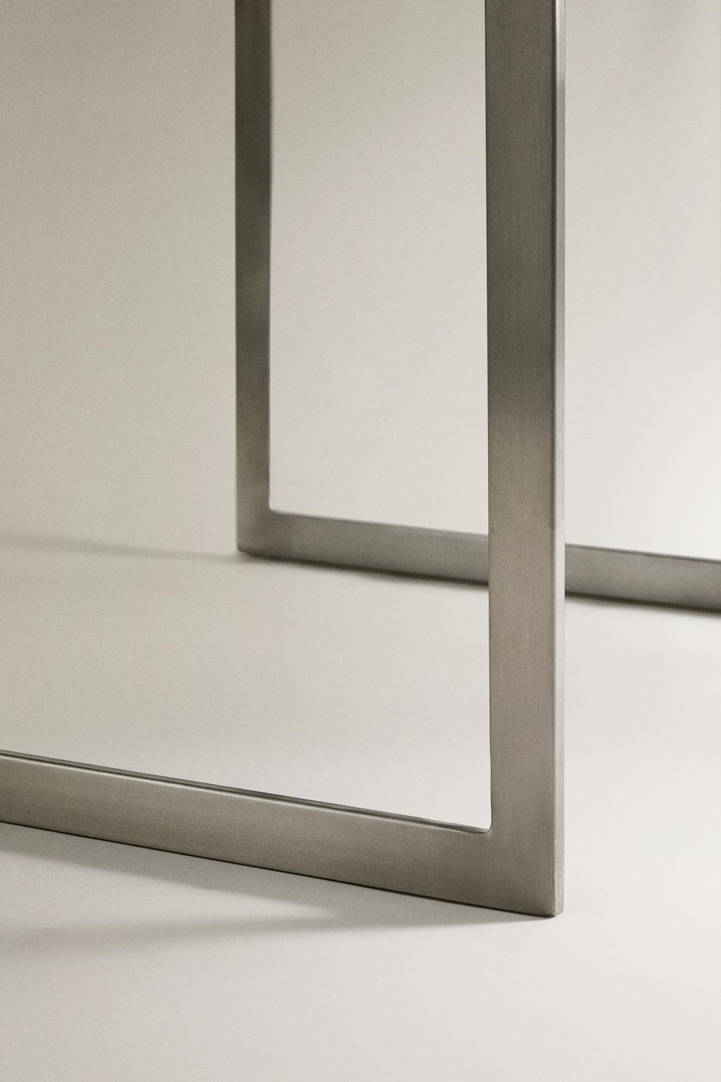 Квадратный столик из нержавеющей стали