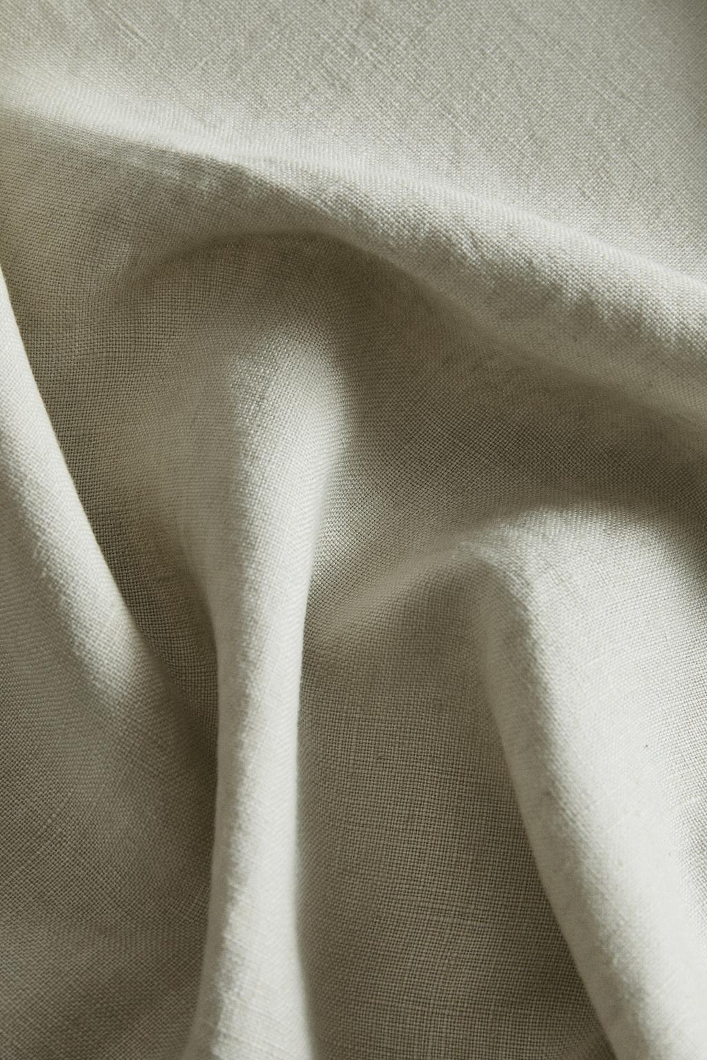 Расплывчатая скатерть из мятого льна