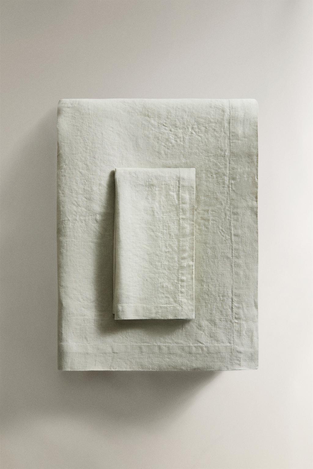 Расплывчатая скатерть из мятого льна