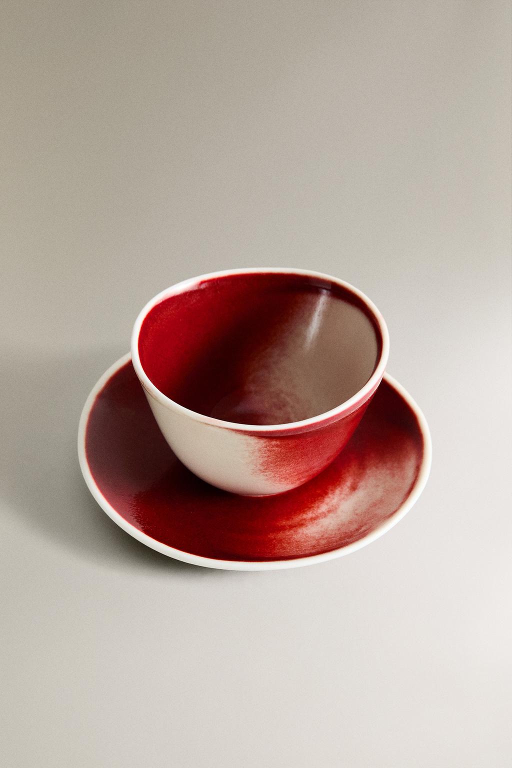 Фарфоровая чашка и блюдце с одинаковым дизайном