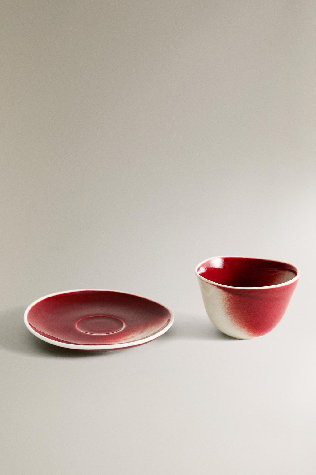 Фарфоровая чашка и блюдце с одинаковым дизайном