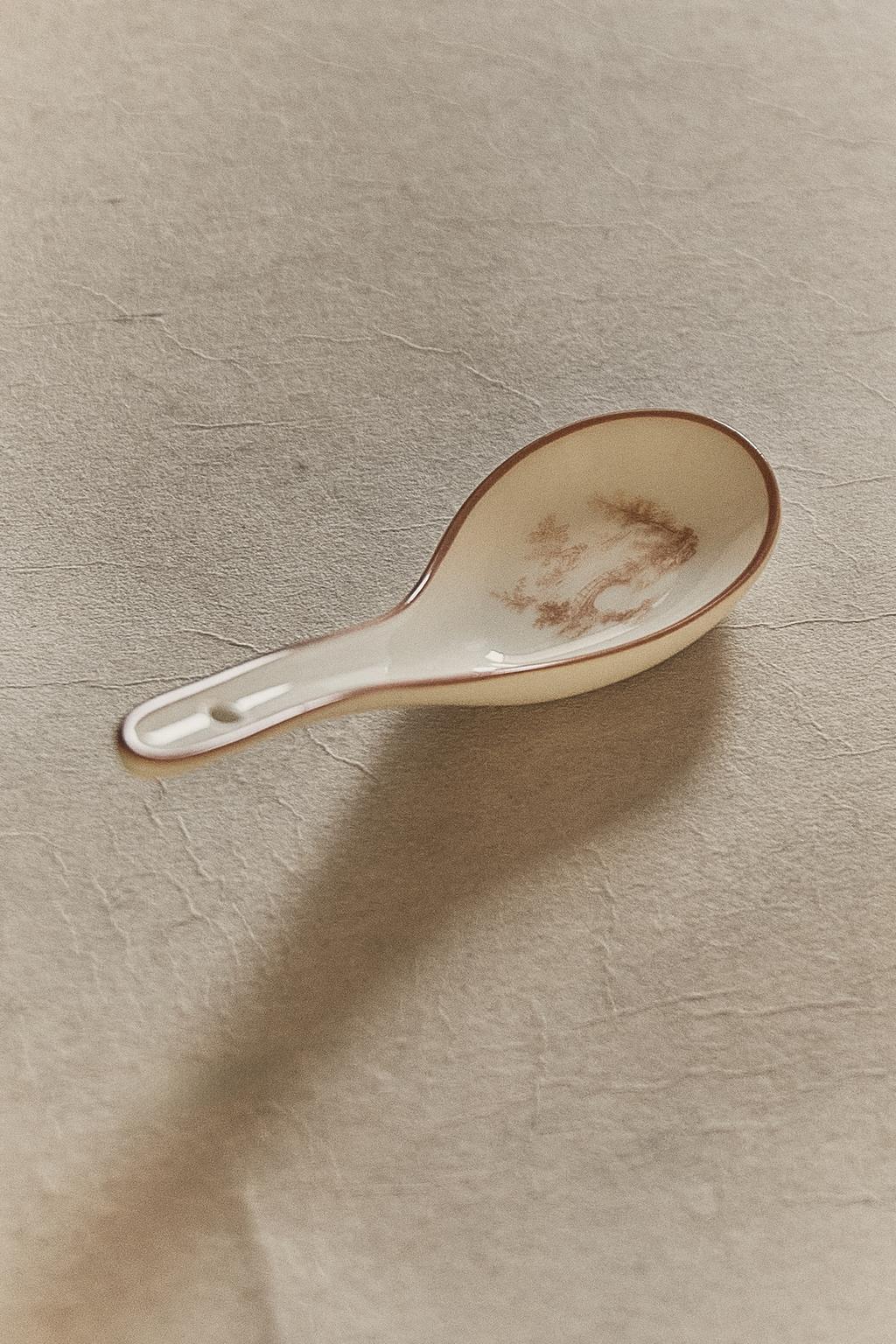 Порцеляновая ложка для супа с дизайном
