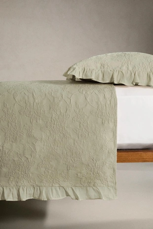 Жаккардовое покрывало с оборками- Заказать в России