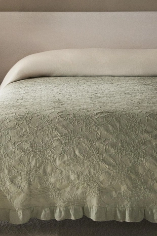 Жаккардовое покрывало с оборками- Заказать в России