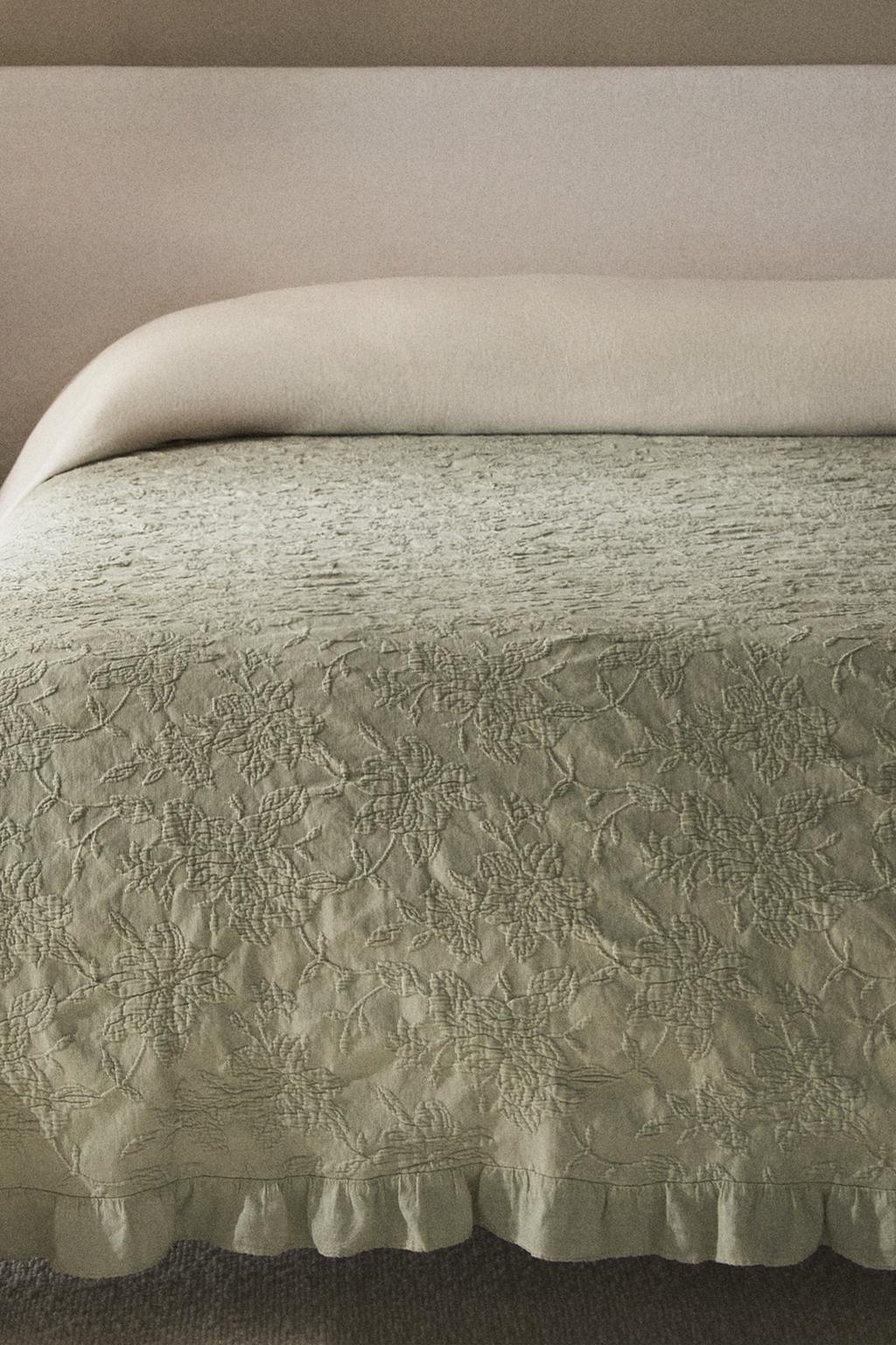 Жаккардовое покрывало с оборками