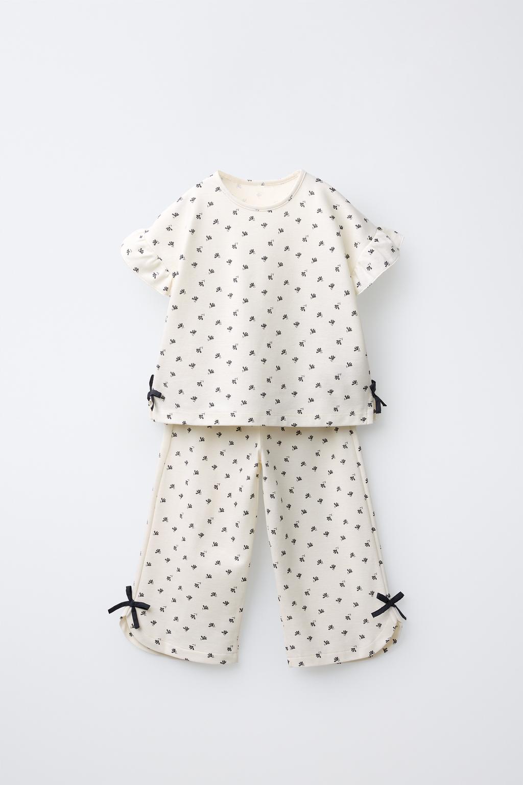 КОМПЛЕКТ ИЗ ФУТБОЛКИ И БРЮК С ЦВЕТОЧНЫМ ПРИНТОМ И БАНТАМИ