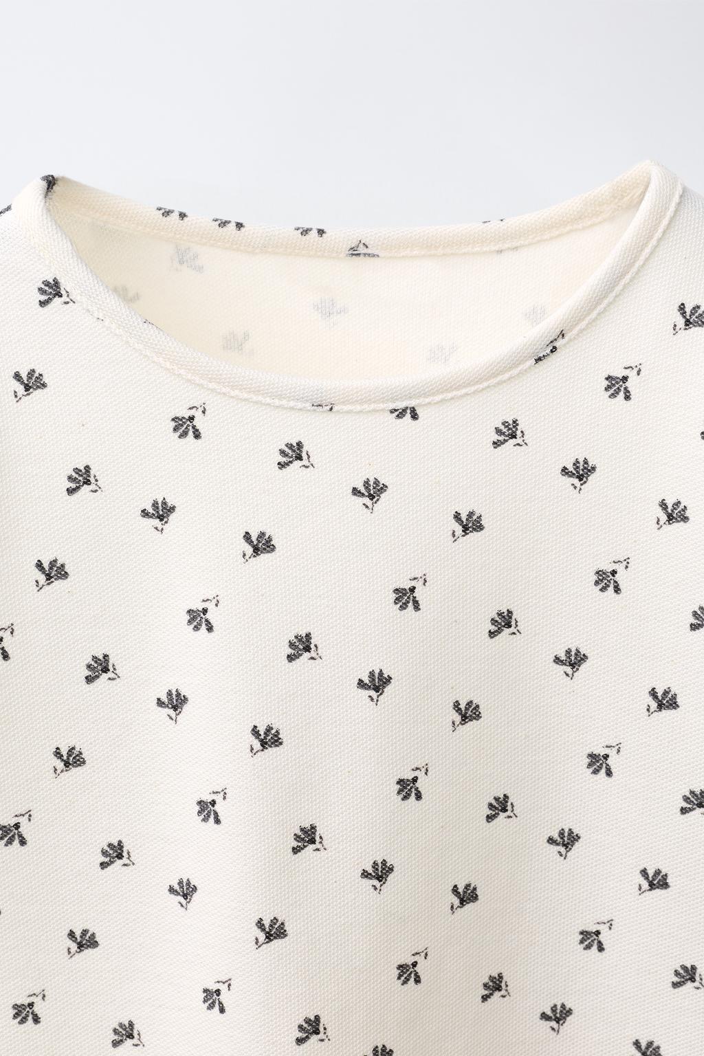 КОМПЛЕКТ ИЗ ФУТБОЛКИ И БРЮК С ЦВЕТОЧНЫМ ПРИНТОМ И БАНТАМИ