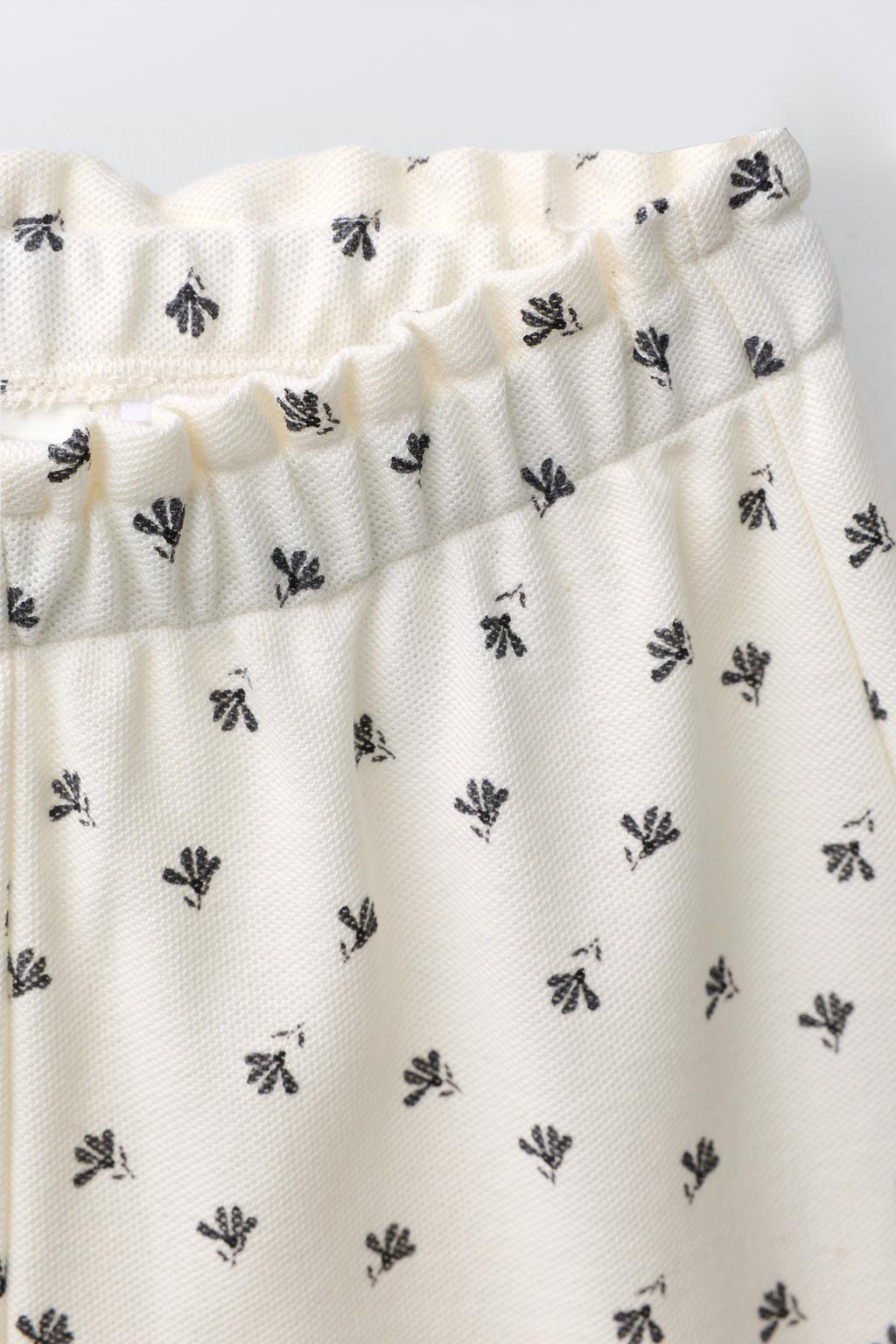 КОМПЛЕКТ ИЗ ФУТБОЛКИ И БРЮК С ЦВЕТОЧНЫМ ПРИНТОМ И БАНТАМИ