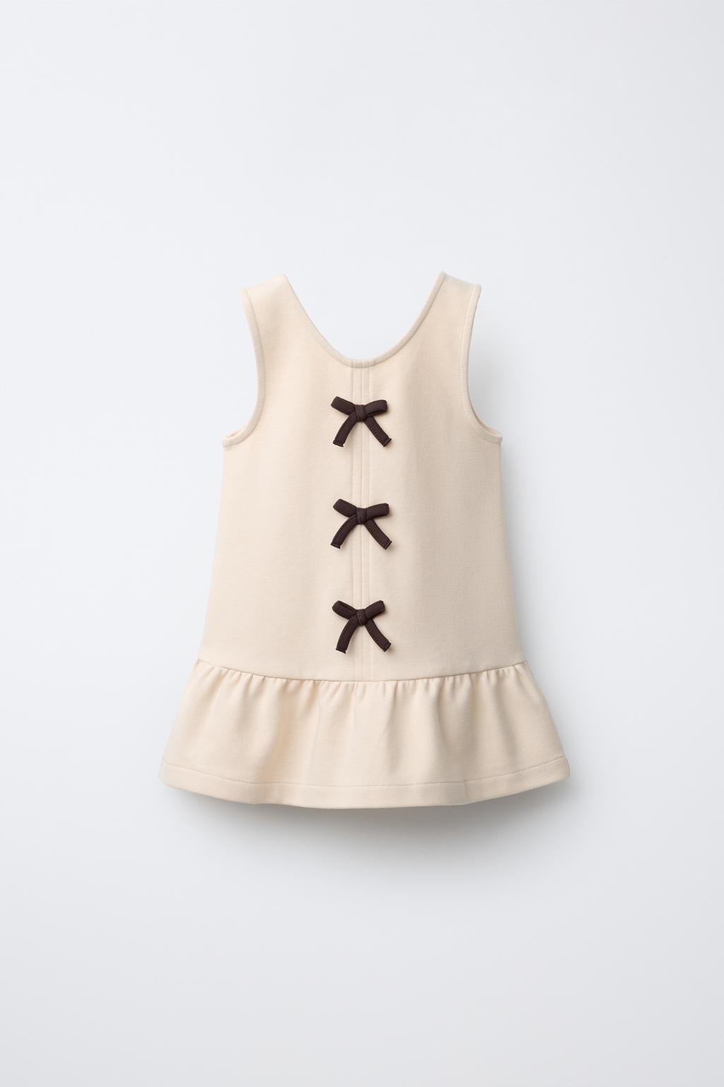 ТРИКОТАЖНОЕ ПЛАТЬЕ ИЗ ПЛОТНОГО ТРИКОТАЖА С КОНТРАСТНЫМИ ЗАВЯЗКАМИ