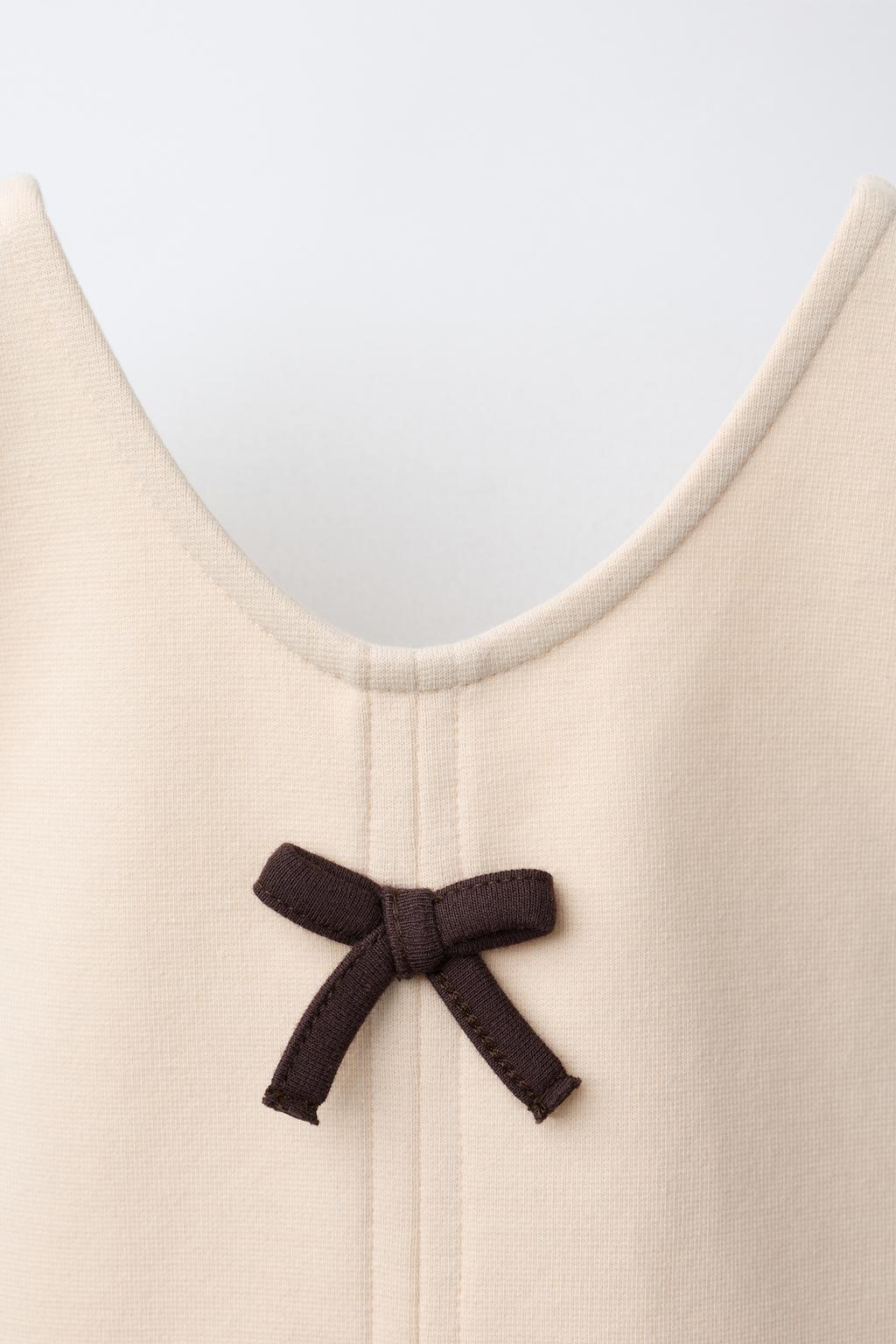 ТРИКОТАЖНОЕ ПЛАТЬЕ ИЗ ПЛОТНОГО ТРИКОТАЖА С КОНТРАСТНЫМИ ЗАВЯЗКАМИ