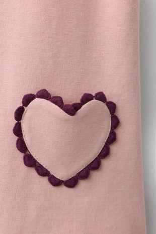 Трикотажное платье в рубчик с карманами «сердце»