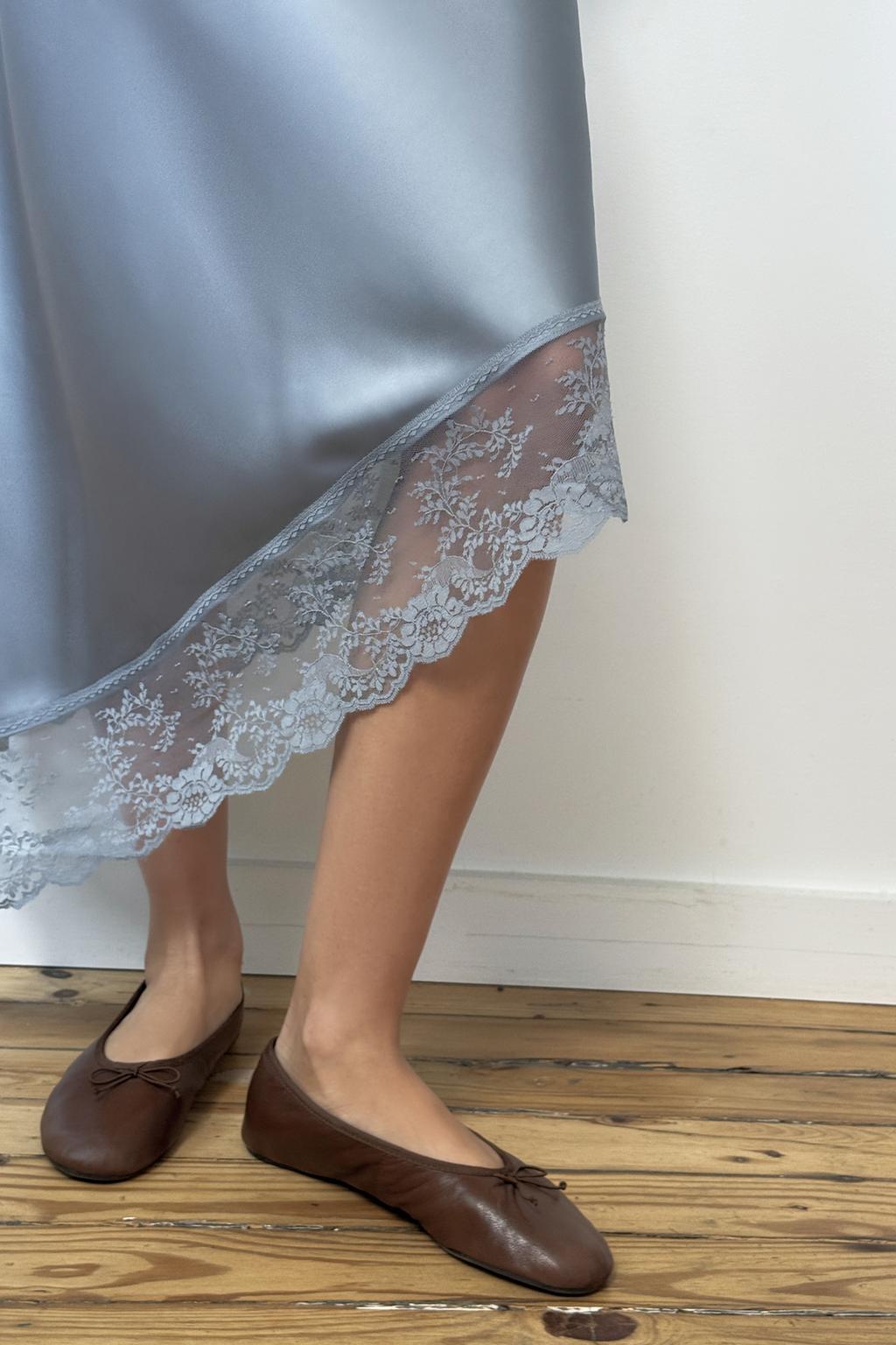 АТЛАСНАЯ ЮБКА МИДИ АСИММЕТРИЧНОГО КРОЯ С КРУЖЕВОМ