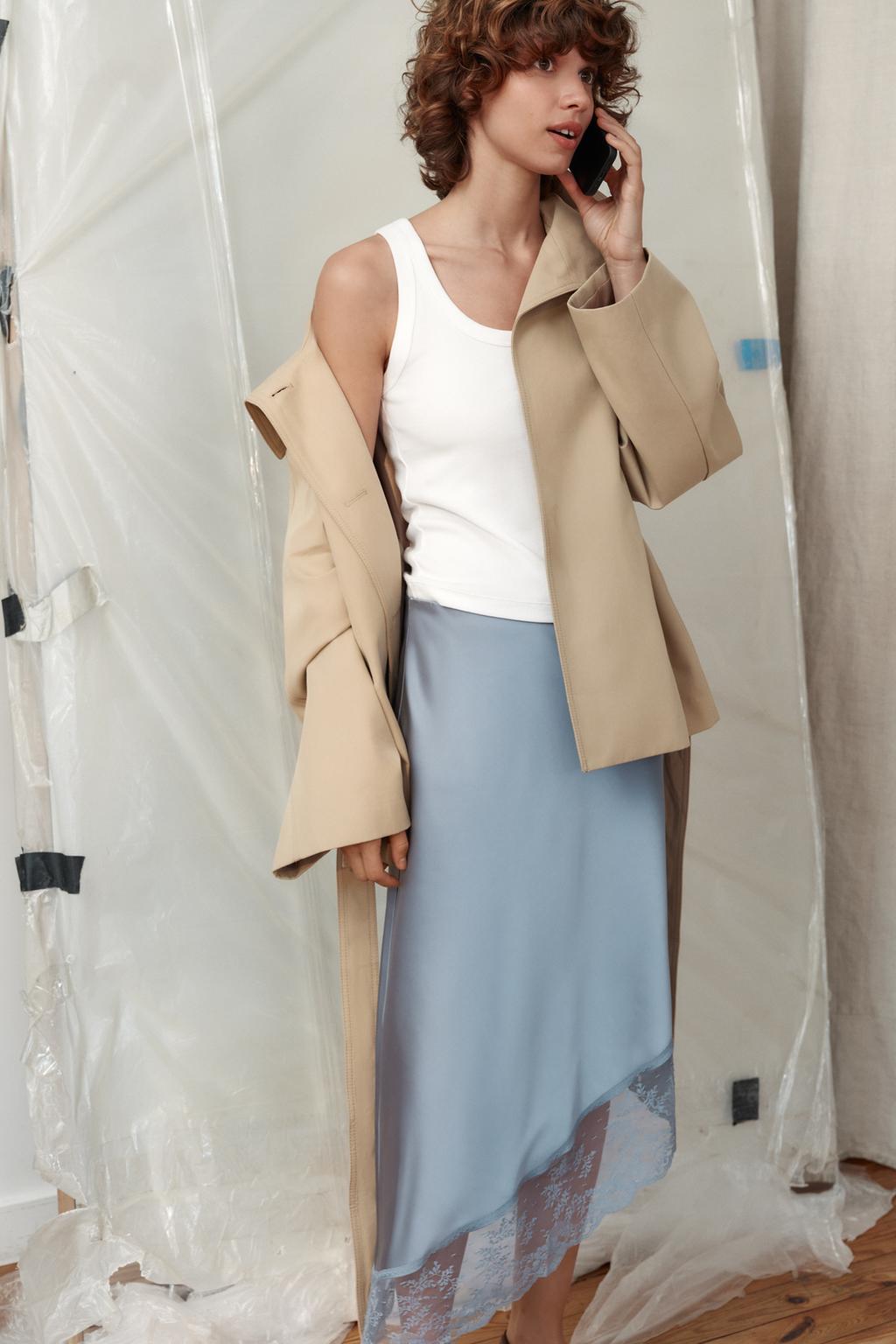 АТЛАСНАЯ ЮБКА МИДИ АСИММЕТРИЧНОГО КРОЯ С КРУЖЕВОМ