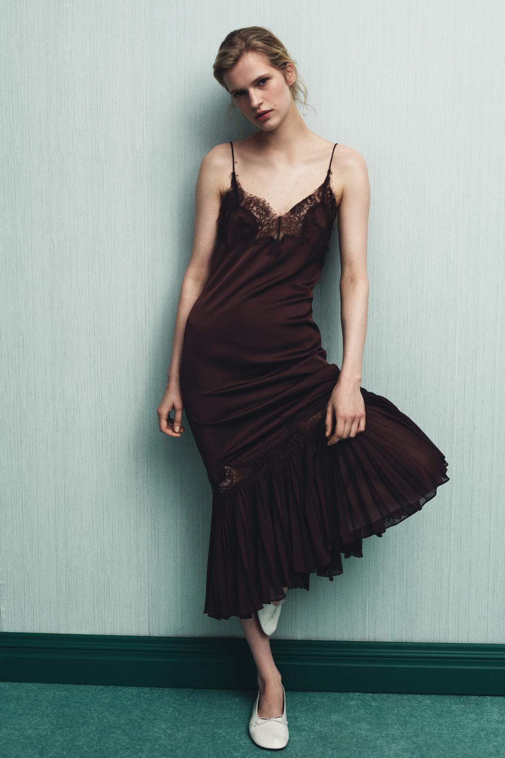 ПЛАТЬЕ СО СКЛАДКАМИ И КРУЖЕВОМ