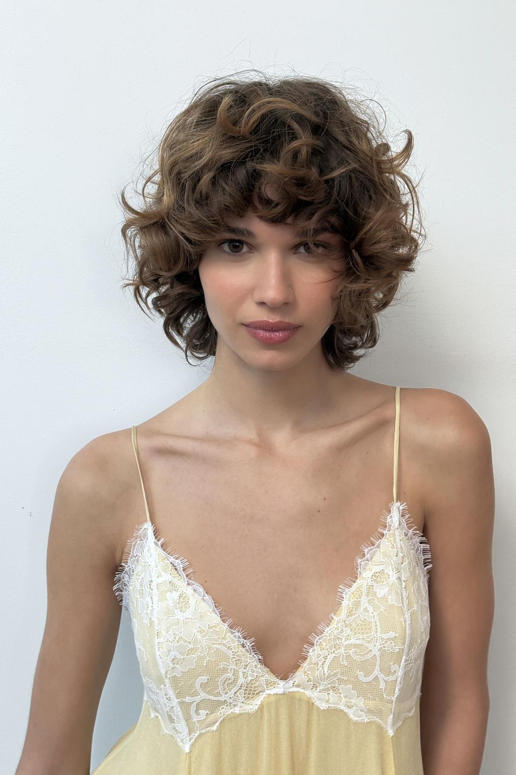 КОРОТКОЕ КОМБИНИРОВАННОЕ ПЛАТЬЕ С КРУЖЕВОМ