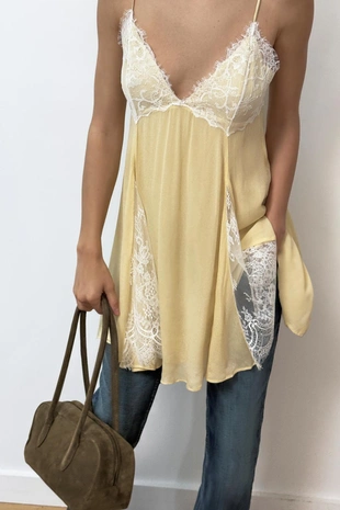 Короткое комбинированное платье с кружевом- Заказать в России