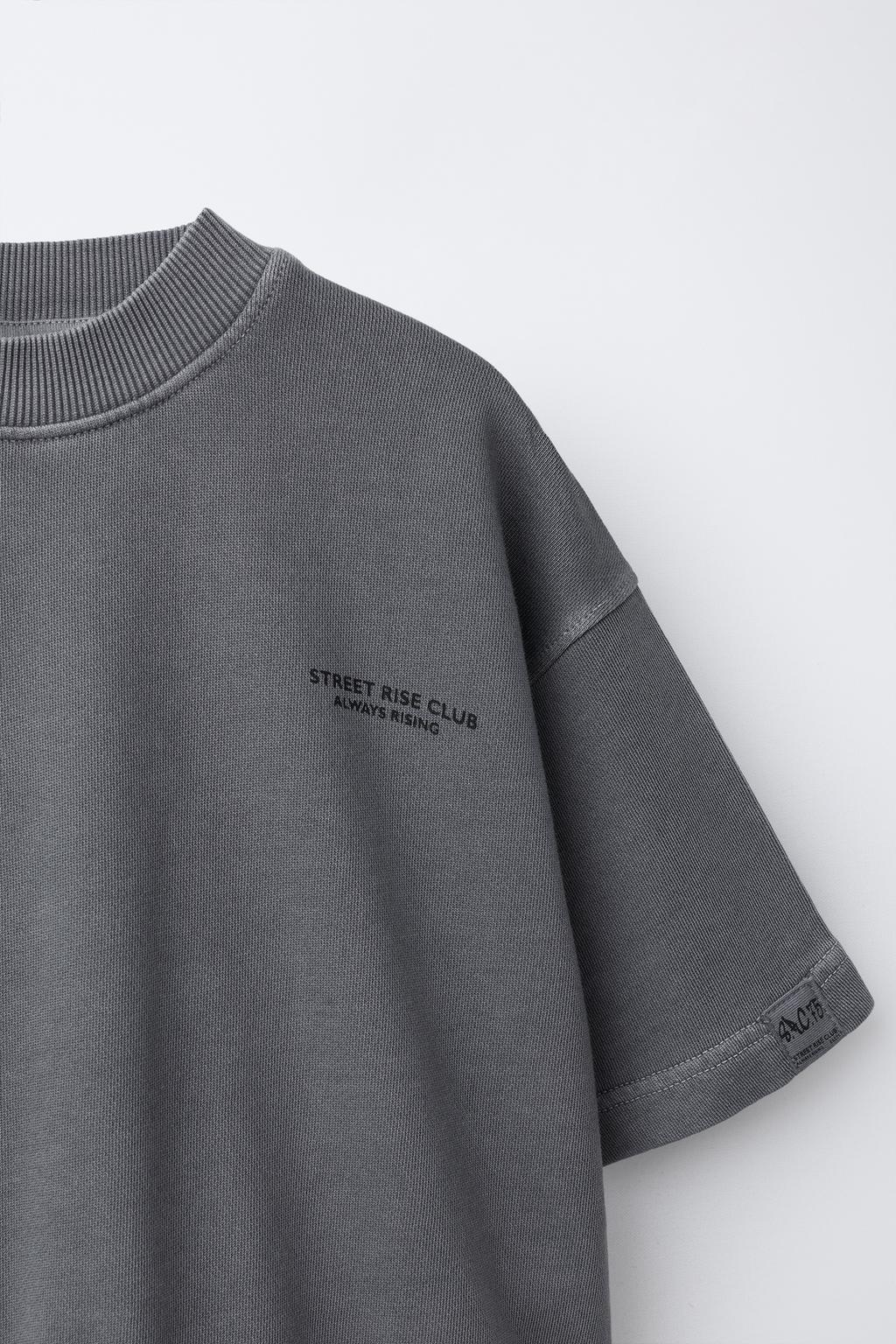 КОМПЛЕКТ ИЗ ТОЛСТОВКИ С КОРОТКИМИ РУКАВАМИ И ШОРТОВ-КАРГО