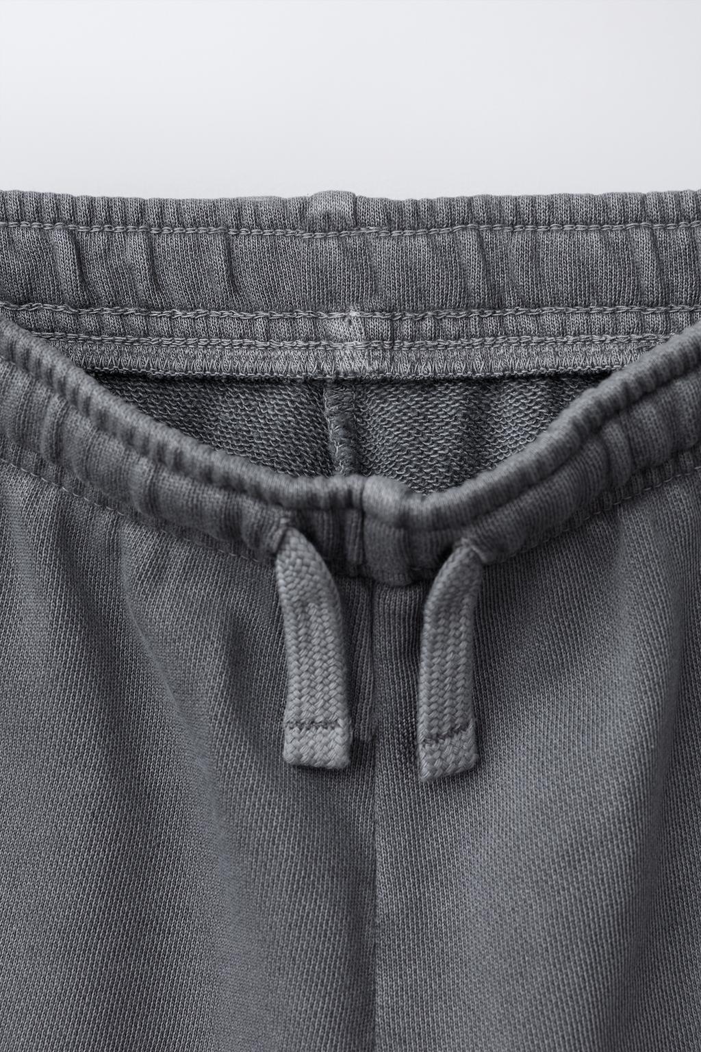 КОМПЛЕКТ ИЗ ТОЛСТОВКИ С КОРОТКИМИ РУКАВАМИ И ШОРТОВ-КАРГО