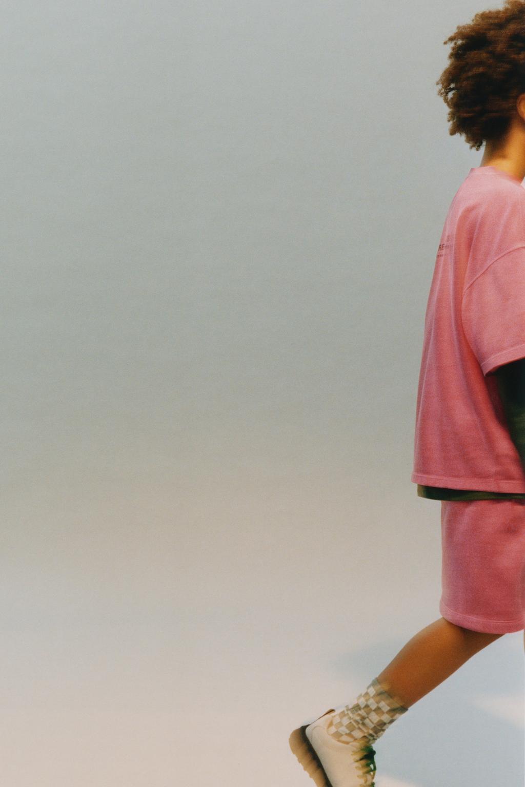 КОМПЛЕКТ ИЗ ФУТБОЛКИ И ШОРТОВ С НАДПИСЬЮ