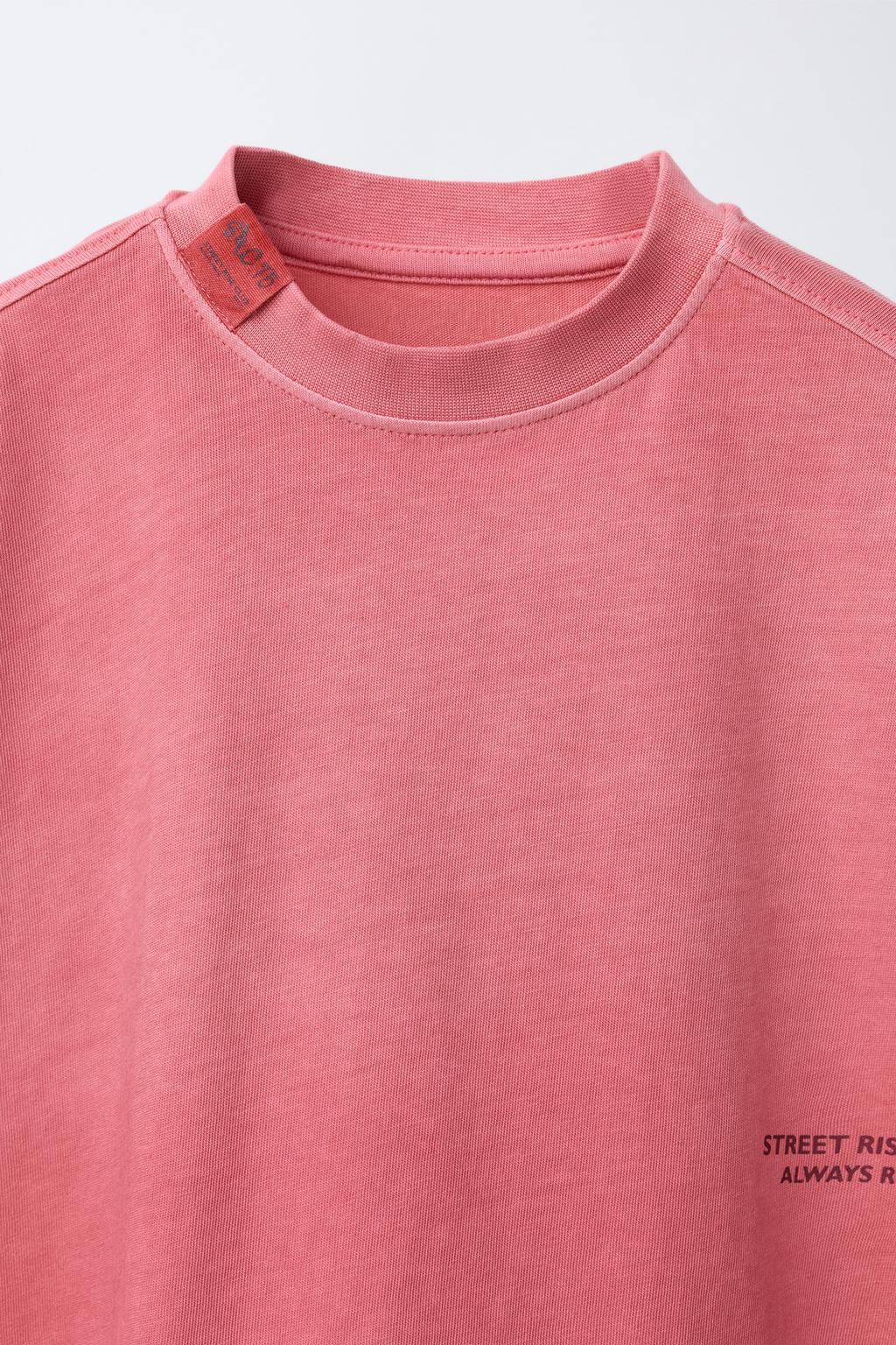 КОМПЛЕКТ ИЗ ФУТБОЛКИ И ШОРТОВ С НАДПИСЬЮ