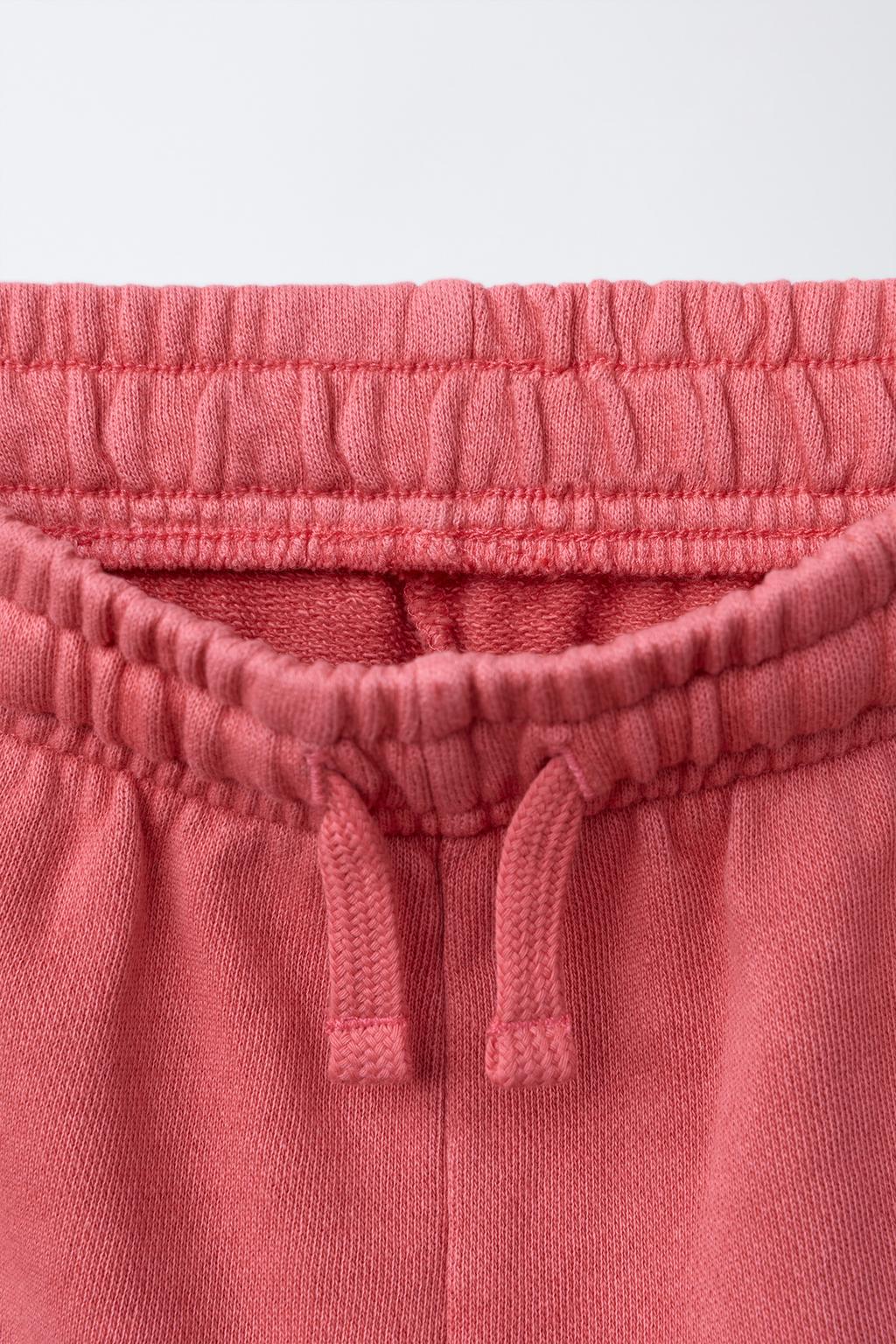 КОМПЛЕКТ ИЗ ФУТБОЛКИ И ШОРТОВ С НАДПИСЬЮ