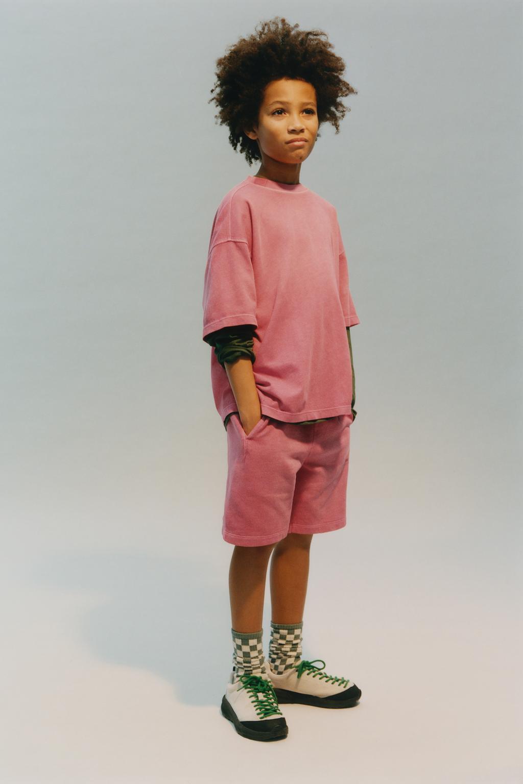 КОМПЛЕКТ ИЗ ФУТБОЛКИ И ШОРТОВ С НАДПИСЬЮ