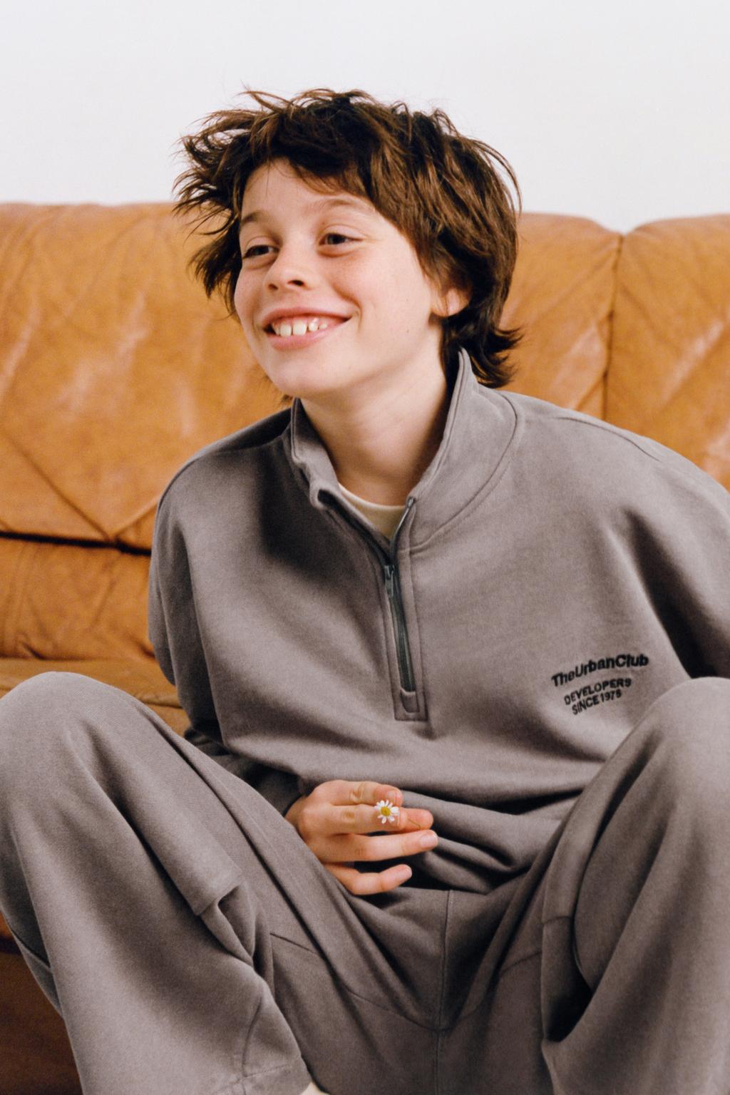 БРЮКИ BARREL ИЗ МЯГКОЙ ТКАНИ С НАДПИСЬЮ