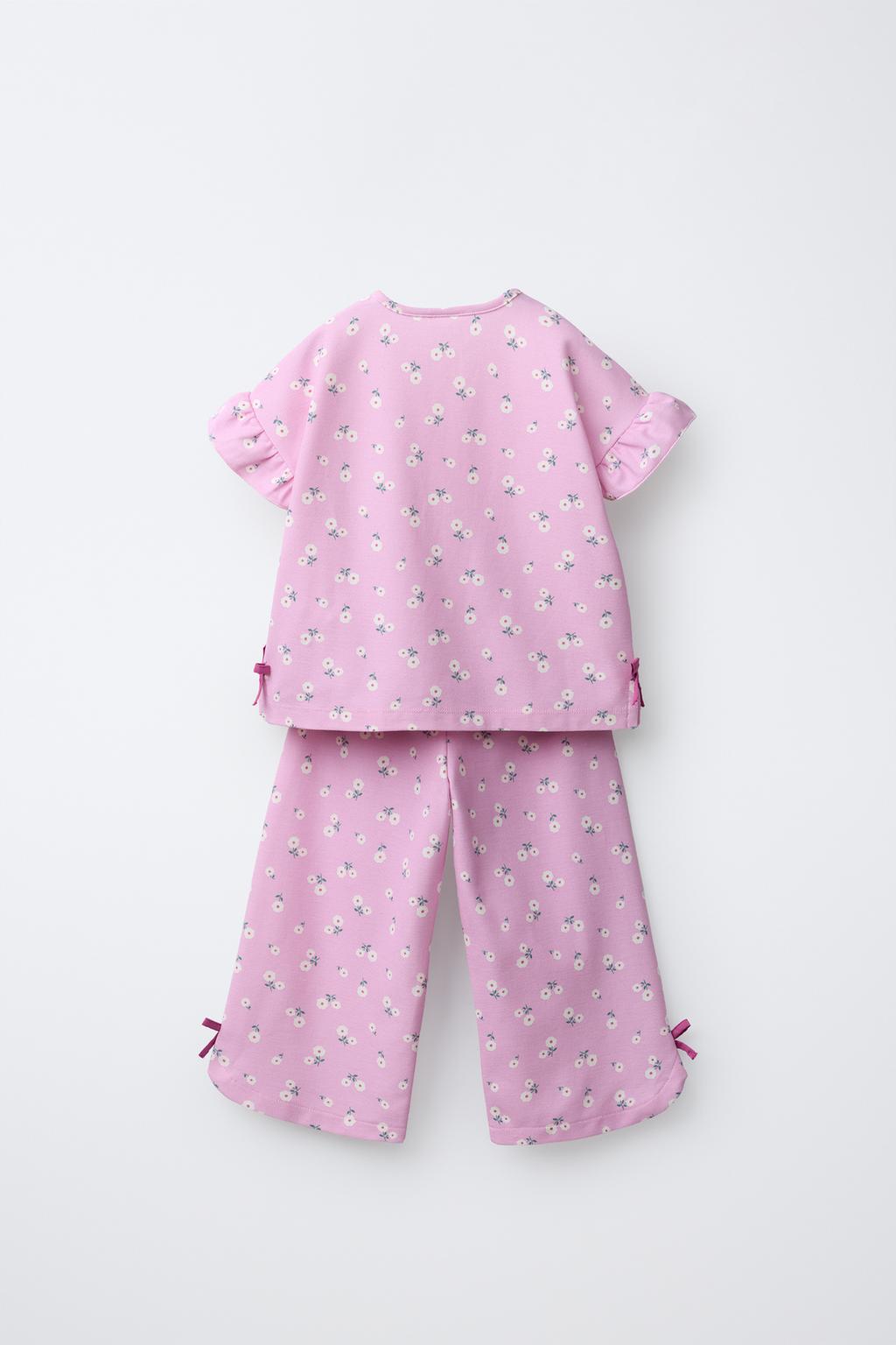 КОМПЛЕКТ ИЗ ФУТБОЛКИ И БРЮК С ЦВЕТОЧНЫМ ПРИНТОМ И БАНТАМИ