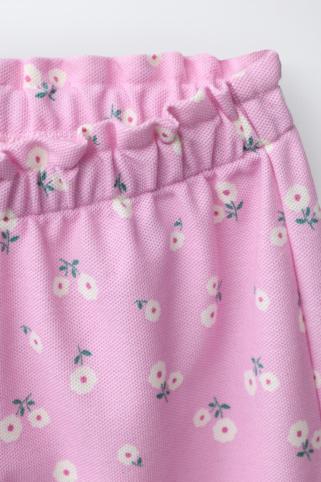 КОМПЛЕКТ ИЗ ФУТБОЛКИ И БРЮК С ЦВЕТОЧНЫМ ПРИНТОМ И БАНТАМИ