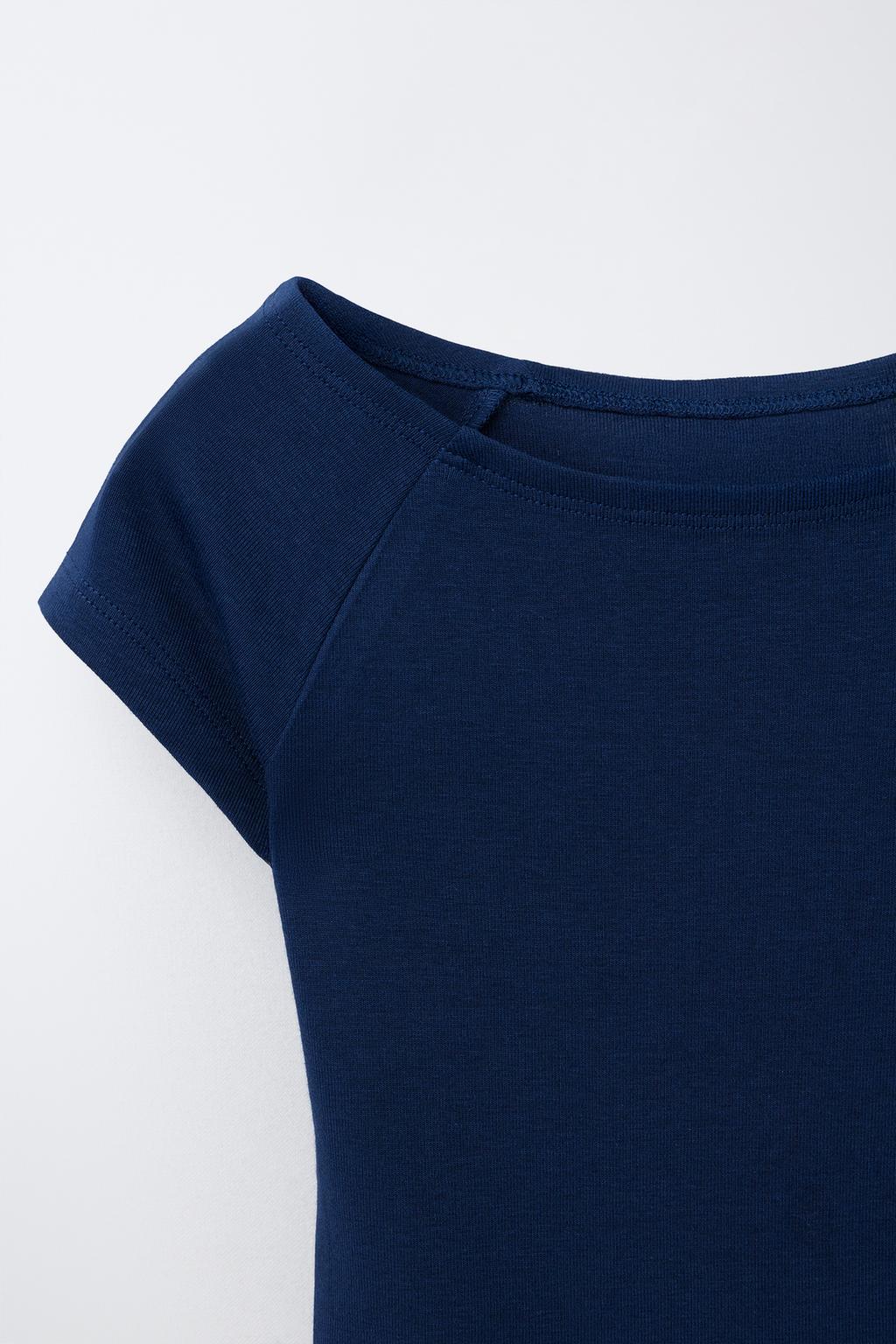 ОДНОТОННАЯ ФУТБОЛКА С МОДАЛОМ