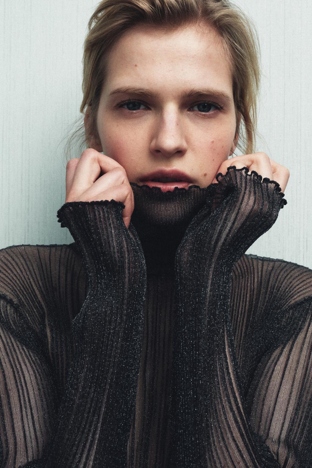 ТОП ИЗ ТОНКОГО ТРИКОТАЖА С ВОРОТНИКОМ-СТОЙКОЙ