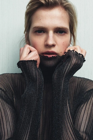 Топ из тонкого трикотажа с воротником-стойкой- Заказать в России