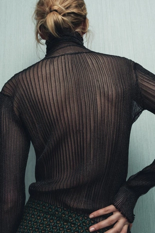 Топ из тонкого трикотажа с воротником-стойкой- Заказать в России