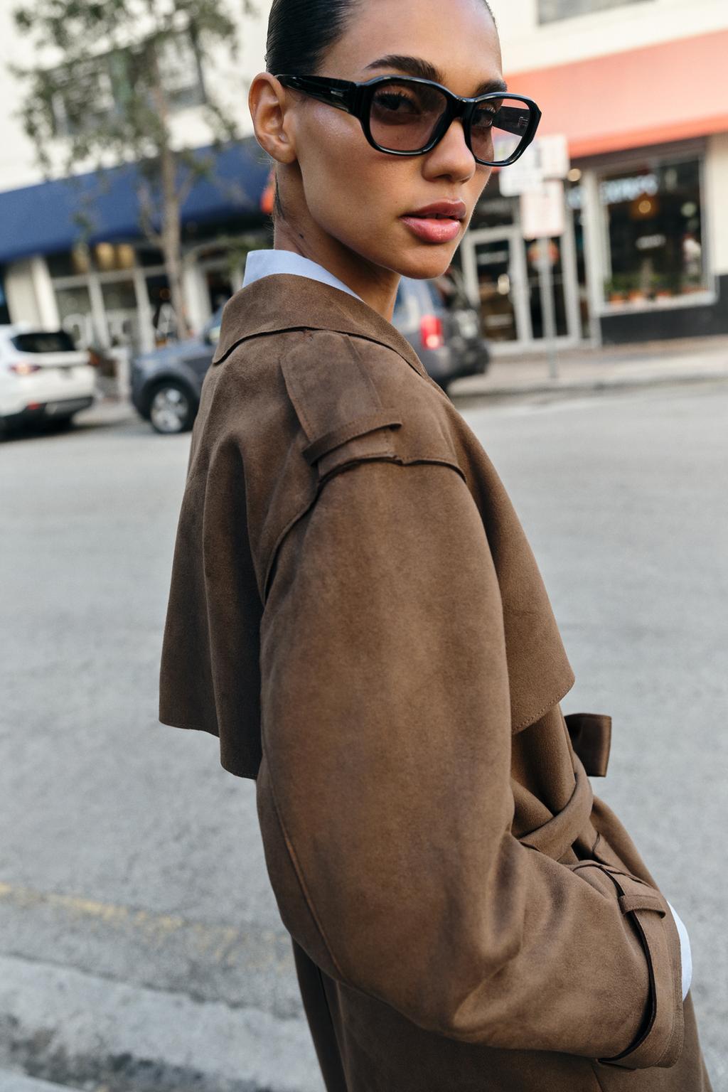 ДЛИННЫЙ ТРЕНЧ ИЗ ИСКУССТВЕННОЙ ЗАМШИ С ПОЯСОМ